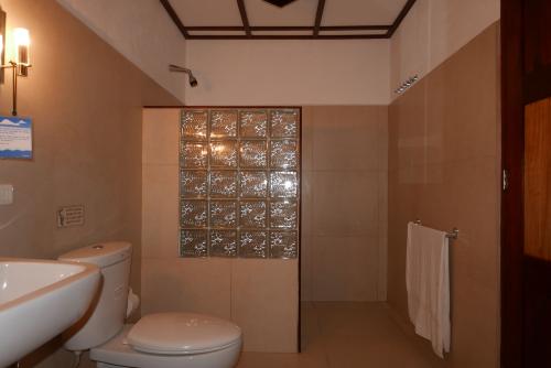 family-cottage-bathroom-dolarog