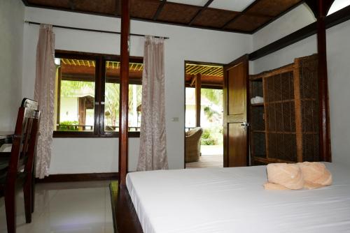 garden-room-interior-dolarog-el-nido