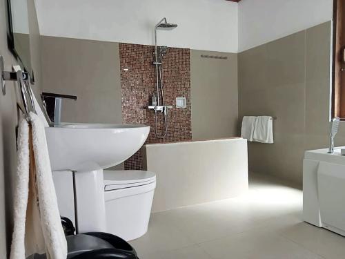 garden-villa-bathroom-dolarog-el-nido